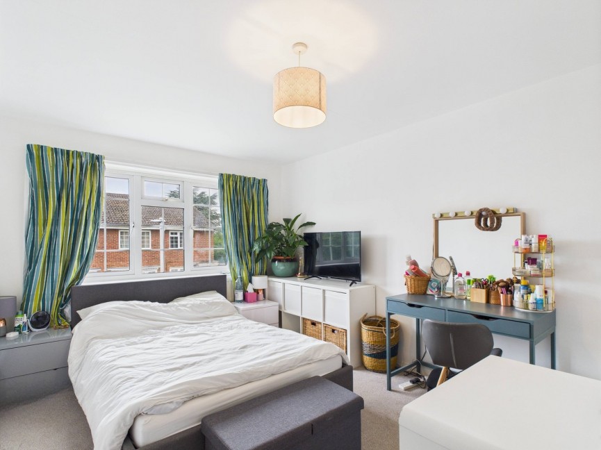 2 bedroom Flat for Sale King Georges Close, Hitchin, Hertfordshire