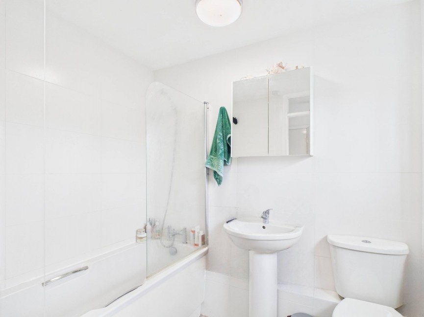 2 bedroom Flat for Sale King Georges Close, Hitchin, Hertfordshire