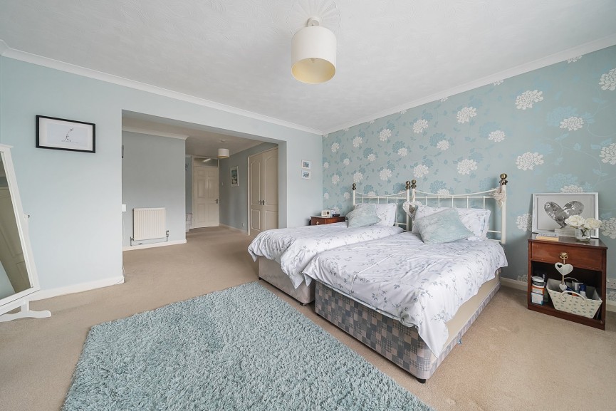 4 bedroom House for Sale Coppice Mead, Stotfold, Bedfordshire