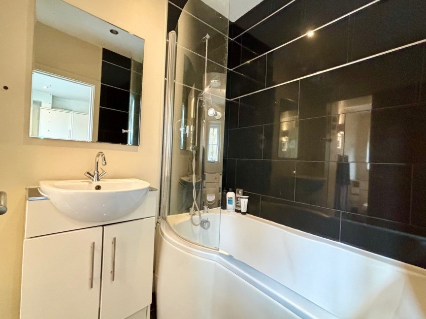 2 bedroom Flat for Sale Church Street, Baldock, Hertfordshire