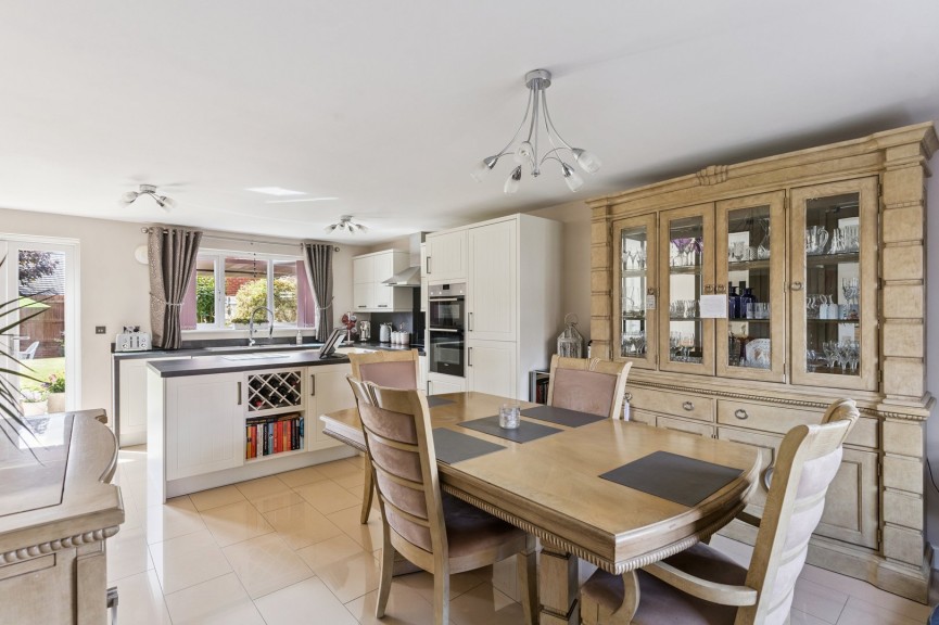 4 bedroom House for Sale Saxon Field, Shefford, Bedfordshire