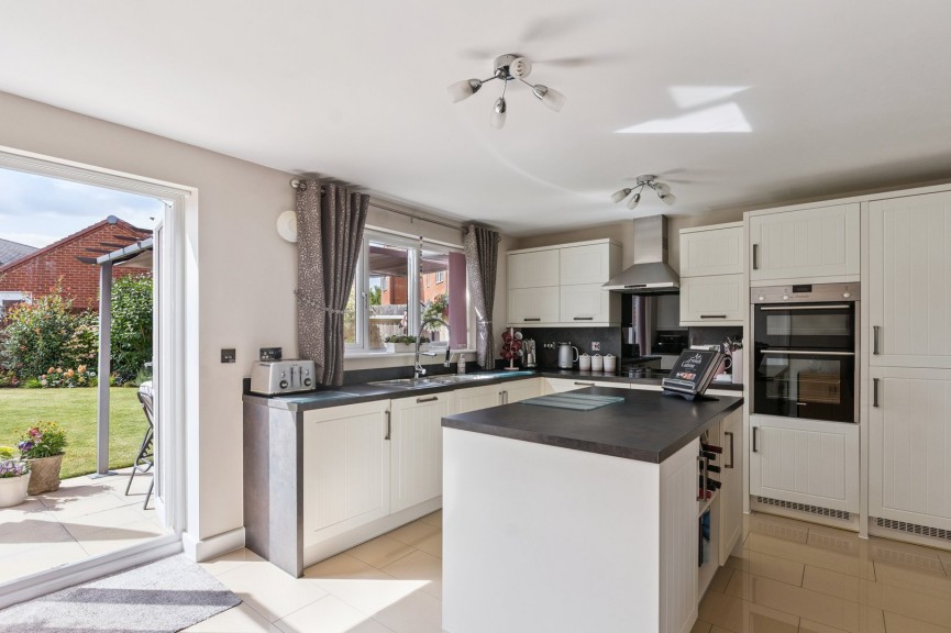 4 bedroom House for Sale Saxon Field, Shefford, Bedfordshire