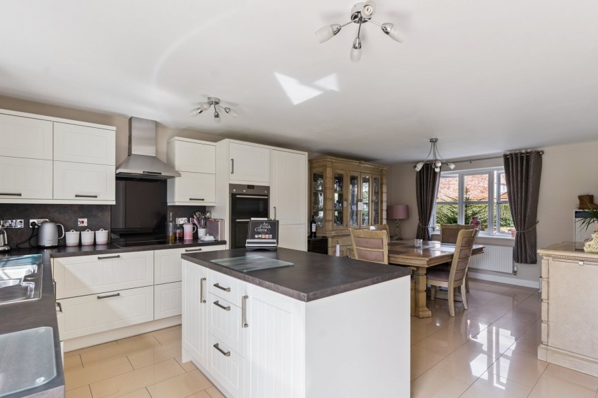4 bedroom House for Sale Saxon Field, Shefford, Bedfordshire