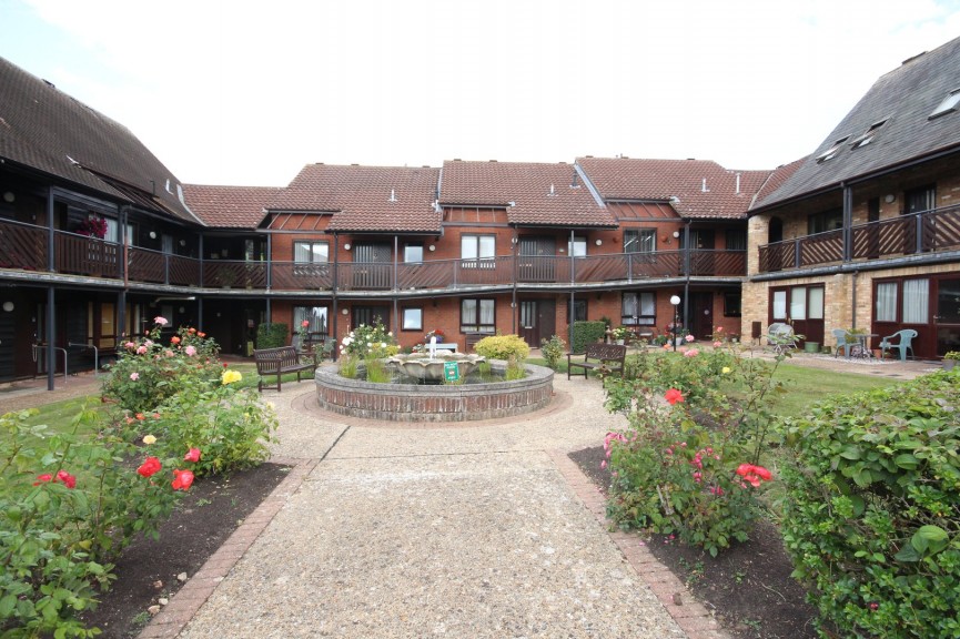 2 bedroom Flat for Sale Norton Hall Farm, Letchworth Garden City, Hertfordshire