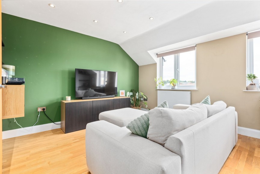 2 bedroom Flat for Sale Paynes Park, Hitchin, Hertfordshire