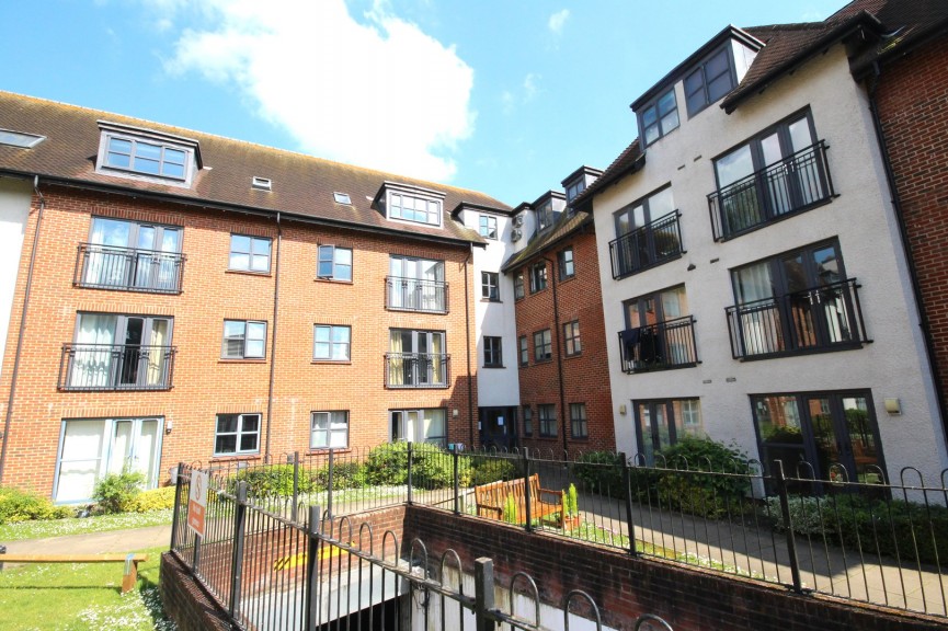 2 bedroom Flat for Sale Birds Hill, Letchworth Garden City, Hertfordshire