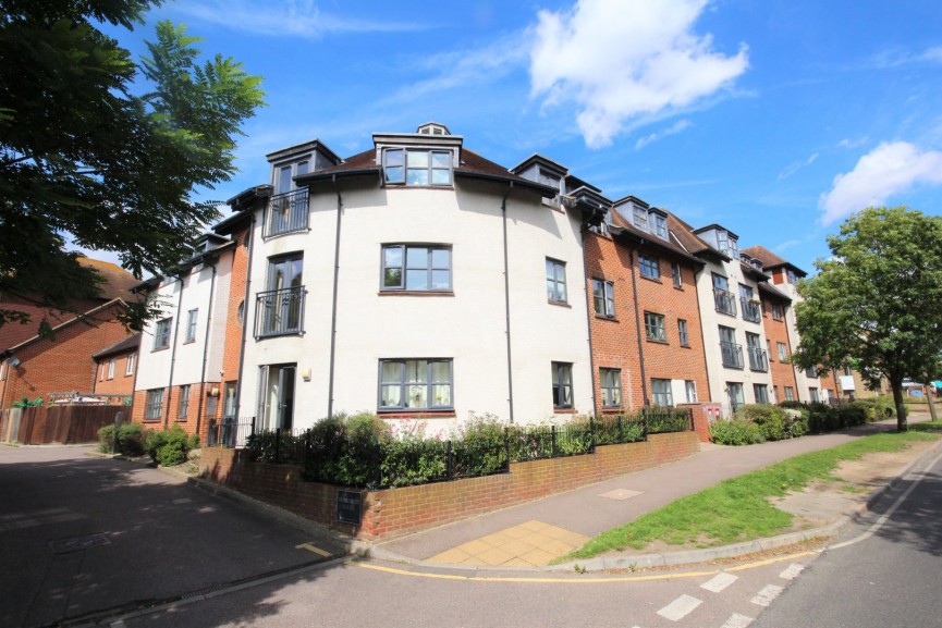 2 bedroom Flat for Sale Birds Hill, Letchworth Garden City, Hertfordshire