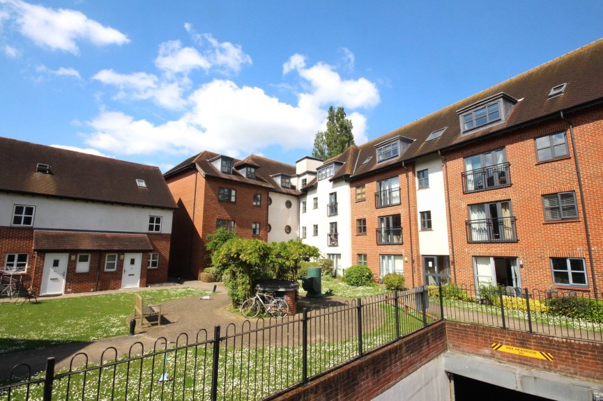 2 bedroom Flat for Sale Birds Hill, Letchworth Garden City, Hertfordshire