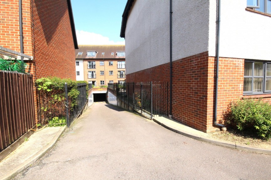 2 bedroom Flat for Sale Birds Hill, Letchworth Garden City, Hertfordshire