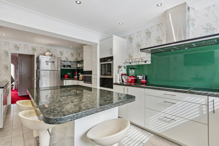 4 bedroom House for Sale Uplands Avenue, Hitchin, Hertfordshire