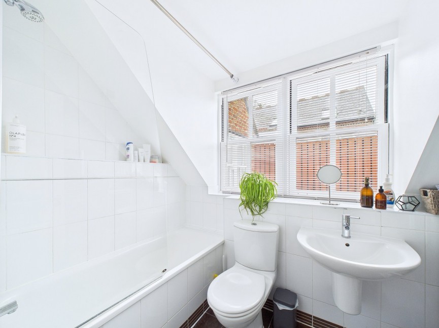 2 bedroom House for Sale Radcliffe Road, Hitchin, Hertfordshire