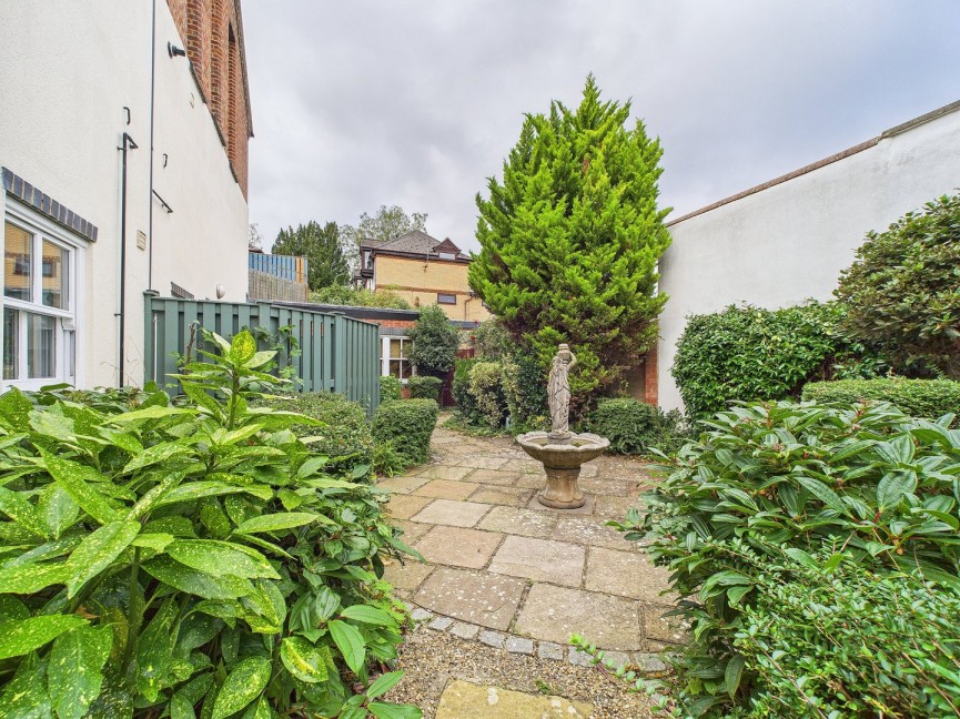 2 bedroom House for Sale Radcliffe Road, Hitchin, Hertfordshire