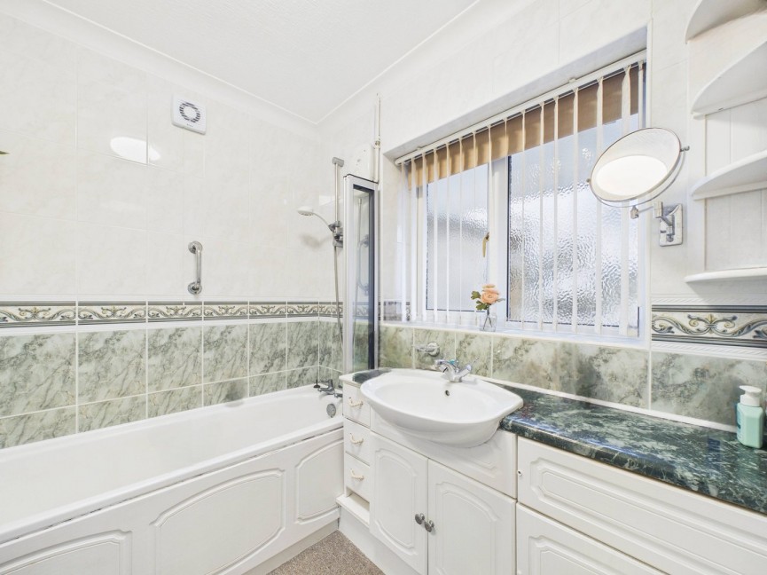 3 bedroom Bungalow for Sale Stotfold Road, Hitchin, Hertfordshire