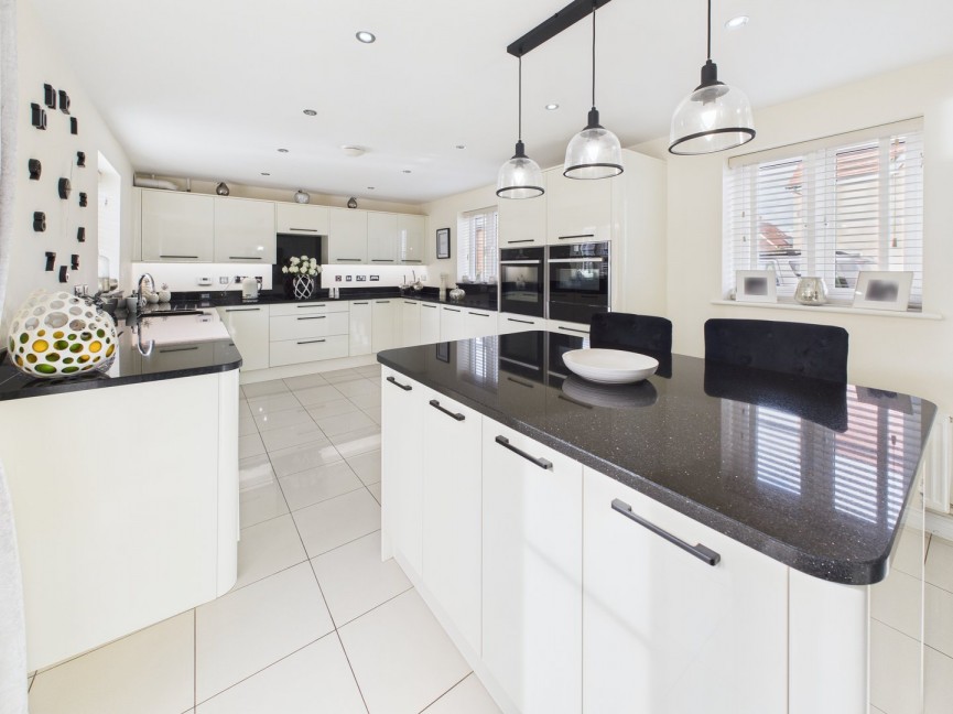 4 bedroom House for Sale Holbrook Grove, Biggleswade, Bedfordshire