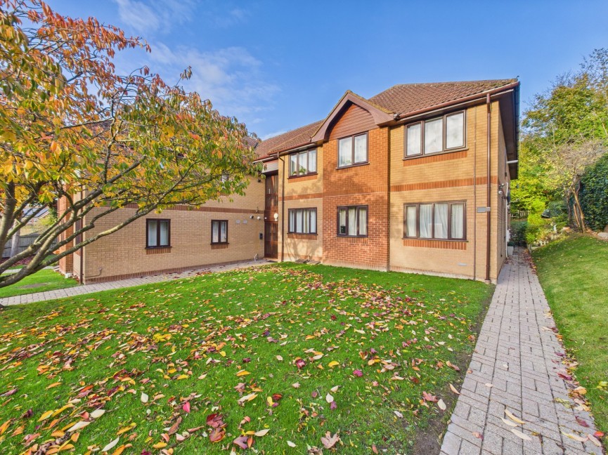 2 bedroom Flat for Sale Shaftesbury Way, Royston, Hertfordshire