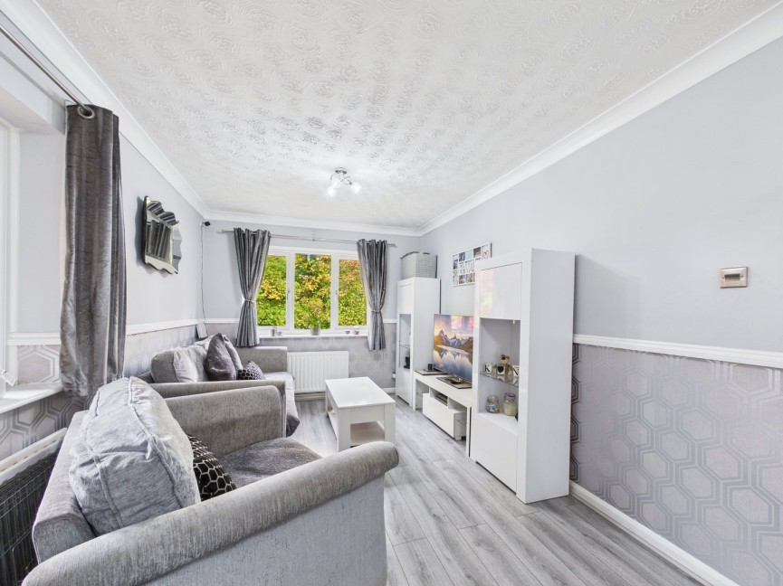 2 bedroom Flat for Sale Shaftesbury Way, Royston, Hertfordshire