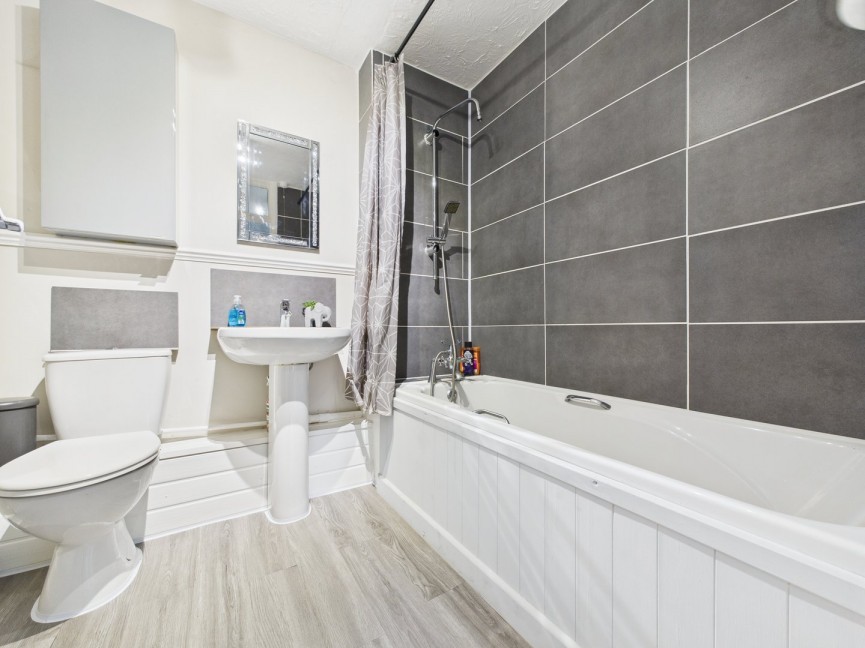 2 bedroom Flat for Sale Shaftesbury Way, Royston, Hertfordshire