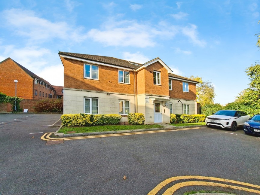2 bedroom Flat for Sale St Lukes Court, Hatfield, Hertfordshire
