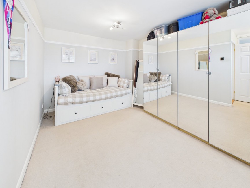 4 bedroom House for Sale Moggerhanger, Bedford