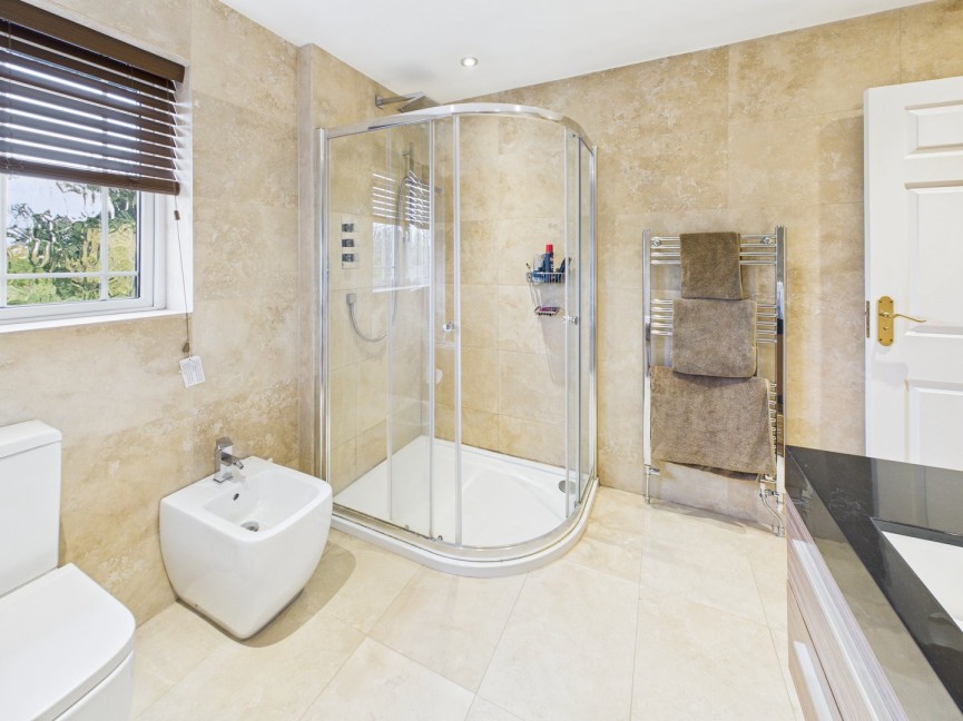 4 bedroom House for Sale Moggerhanger, Bedford