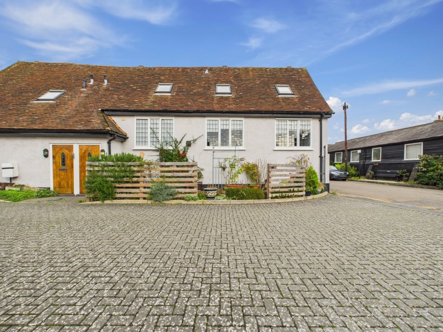 2 bedroom House for Sale Meeting House Lane, Baldock, Hertfordshire