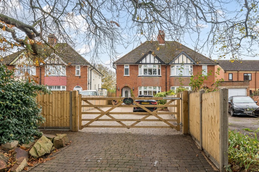 3 bedroom House for Sale High Street, Stotfold, Bedfordshire