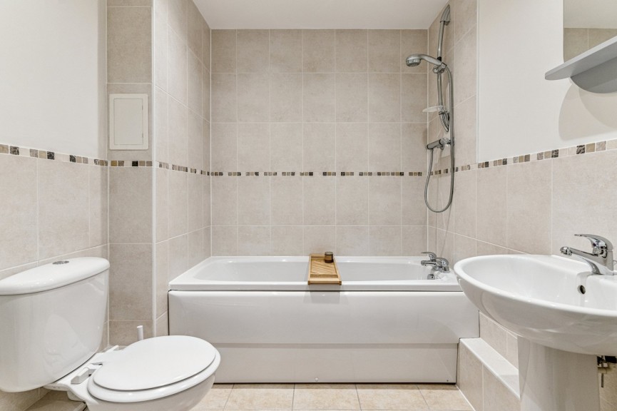 2 bedroom Flat for Sale Whinbush Road, Hitchin, Hertfordshire