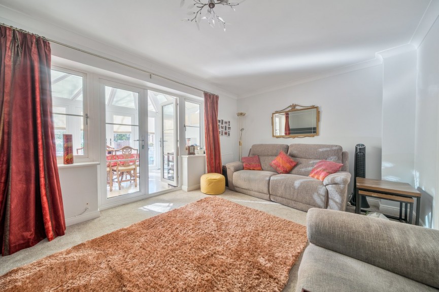 4 bedroom House for Sale Tansy Avenue, Stotfold, Bedfordshire