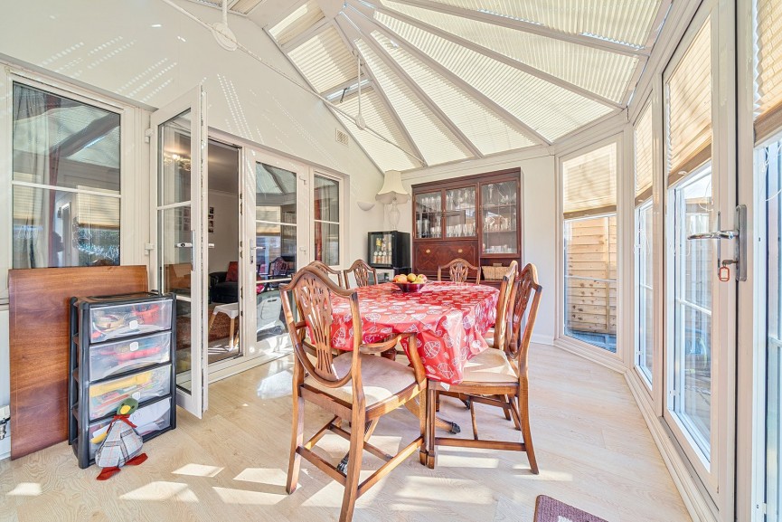 4 bedroom House for Sale Tansy Avenue, Stotfold, Bedfordshire