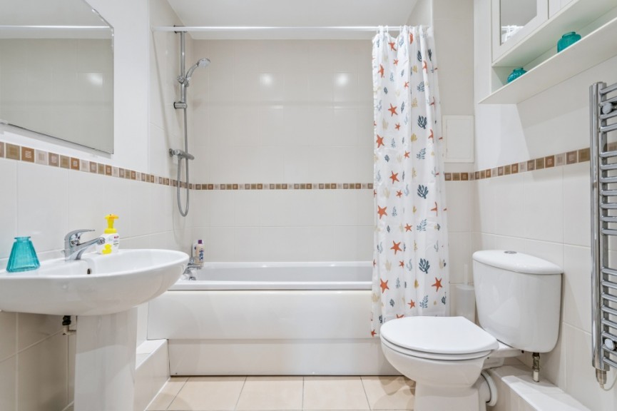2 bedroom Flat for Sale Whinbush Road, Hitchin, Hertfordshire