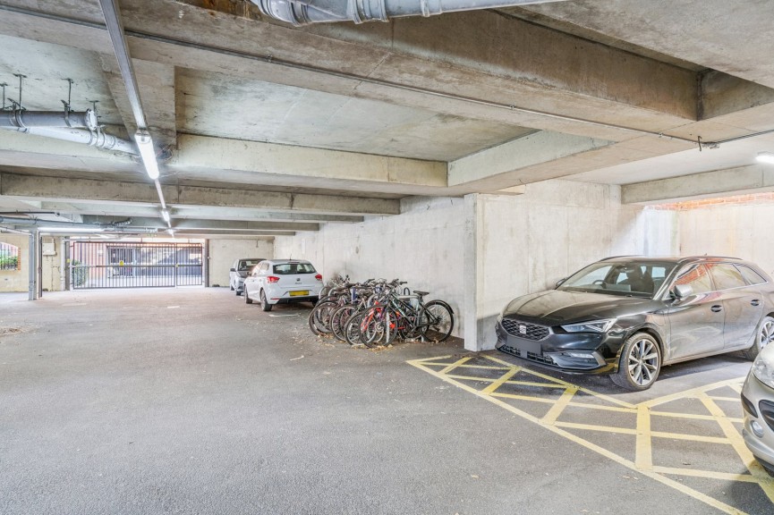 2 bedroom Flat for Sale Whinbush Road, Hitchin, Hertfordshire