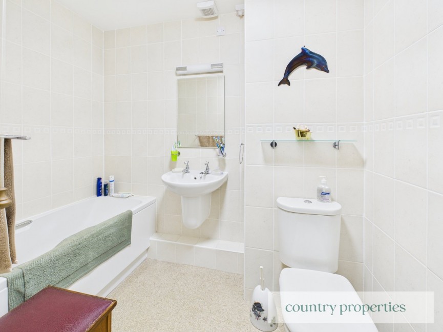 2 bedroom Flat for Sale Fretherne Road, Welwyn Garden City, Hertfordshire