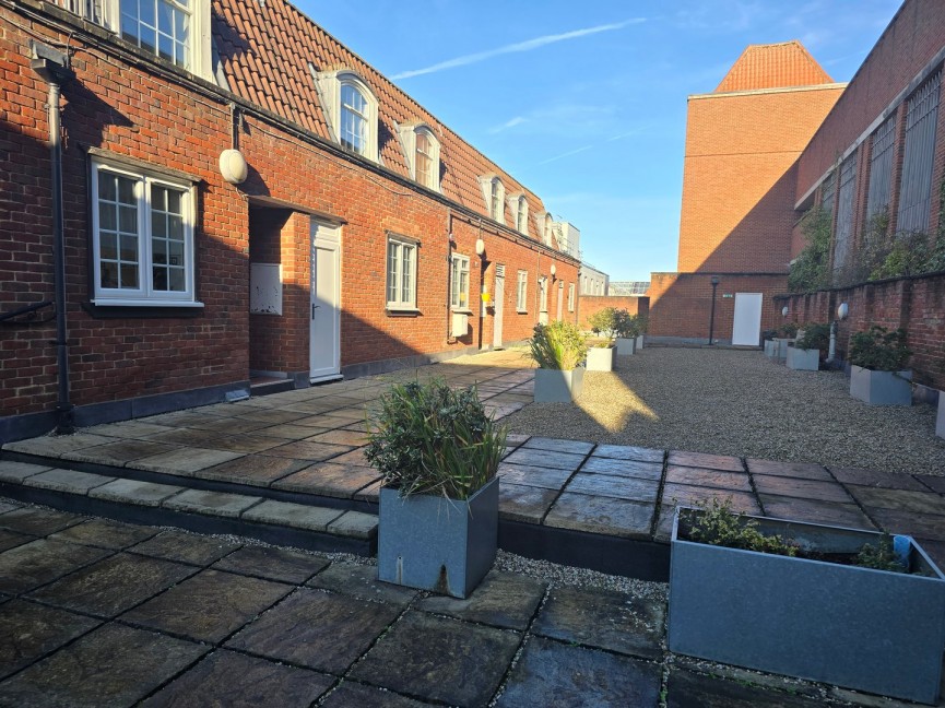 2 bedroom Flat for Sale Fretherne Road, Welwyn Garden City, Hertfordshire