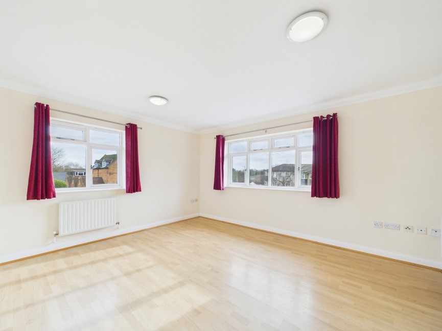 2 bedroom Flat for Sale Stevenage Road, Hitchin, Hertfordshire