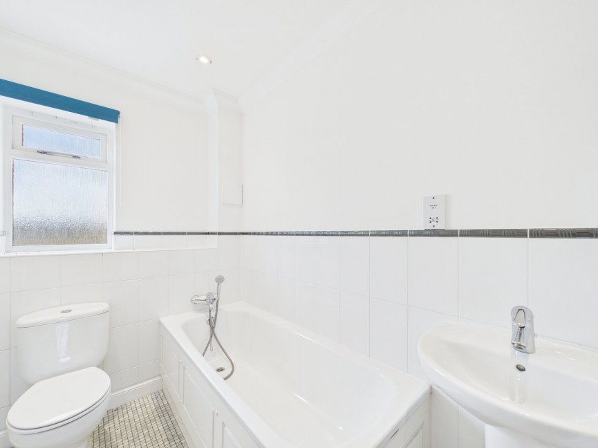 2 bedroom Flat for Sale Stevenage Road, Hitchin, Hertfordshire