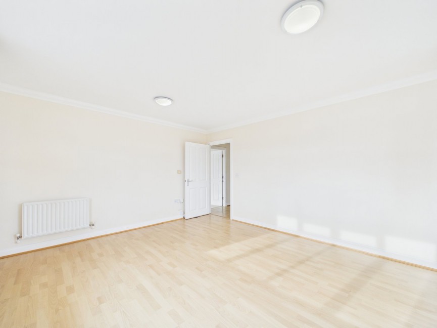 2 bedroom Flat for Sale Stevenage Road, Hitchin, Hertfordshire
