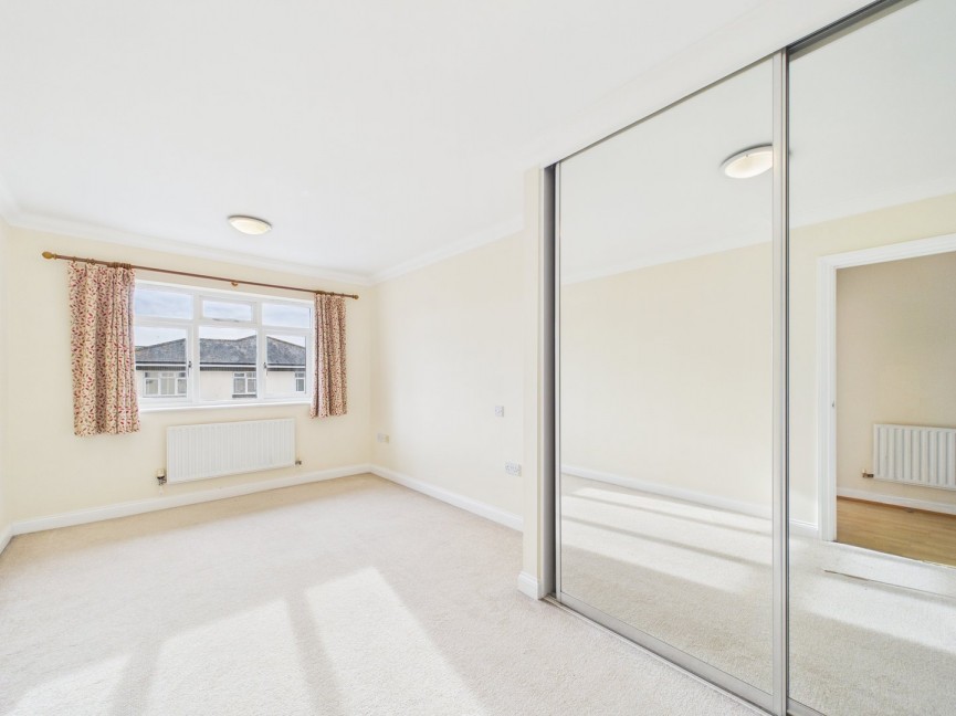 2 bedroom Flat for Sale Stevenage Road, Hitchin, Hertfordshire