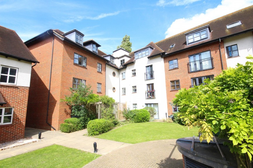 2 bedroom Flat for Sale Birds Hill, Letchworth Garden City, Hertfordshire