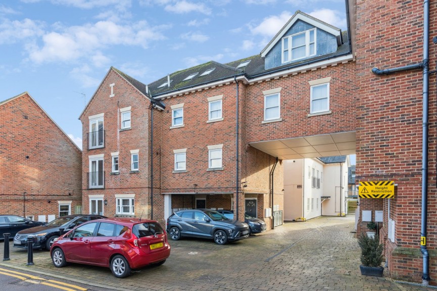 2 bedroom Flat for Sale Bancroft, Hitchin, Hertfordshire