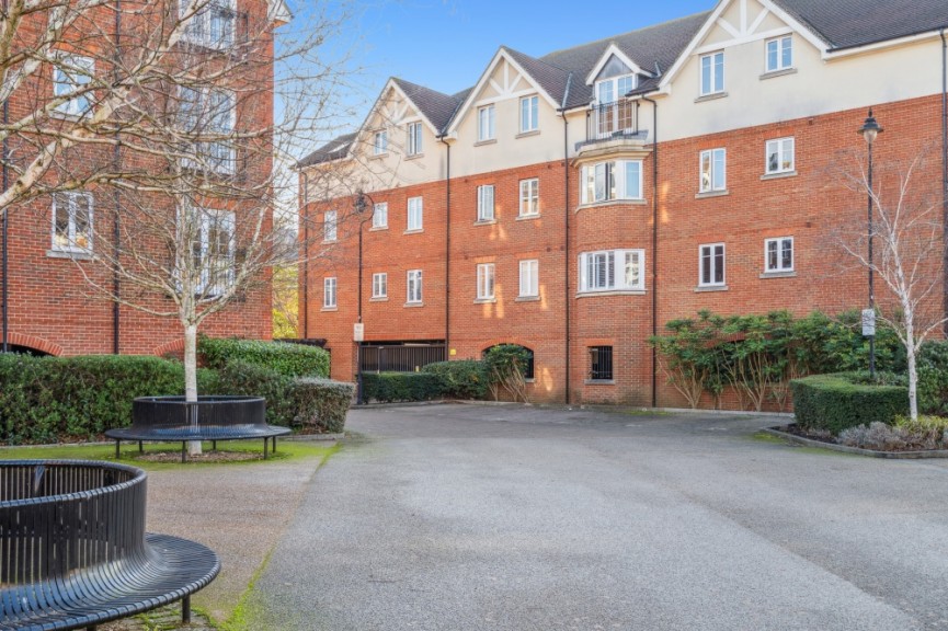2 bedroom Flat for Sale Whinbush Road, Hitchin, Hertfordshire