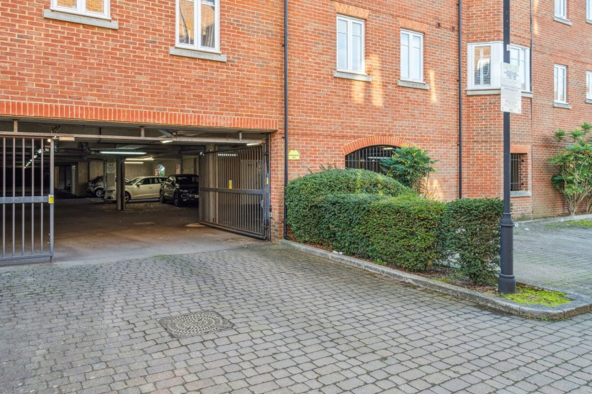 2 bedroom Flat for Sale Whinbush Road, Hitchin, Hertfordshire