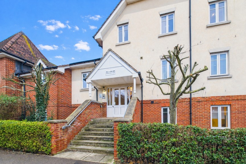 2 bedroom Flat for Sale Whinbush Road, Hitchin, Hertfordshire