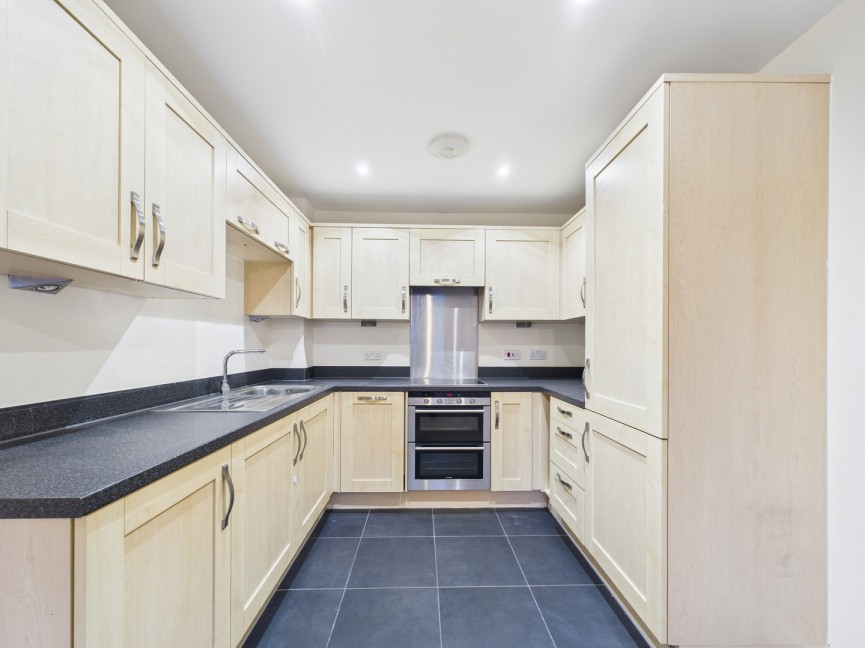 2 bedroom Flat for Sale Whinbush Road, Hitchin, Hertfordshire