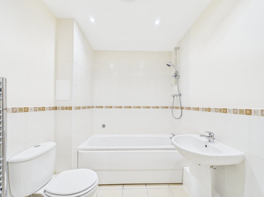 2 bedroom Flat for Sale Whinbush Road, Hitchin, Hertfordshire