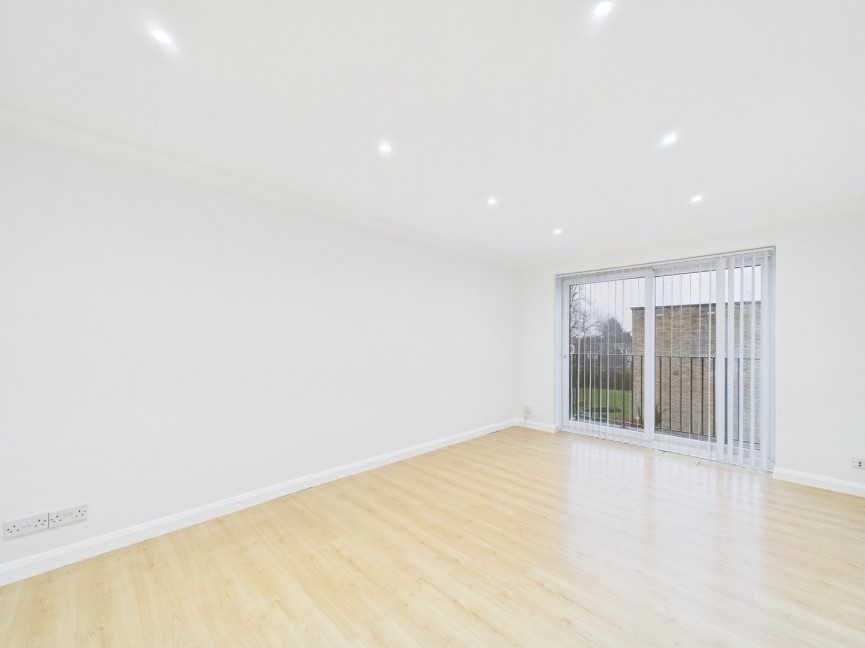 2 bedroom Flat for Sale The Maples, Hitchin, Hertfordshire
