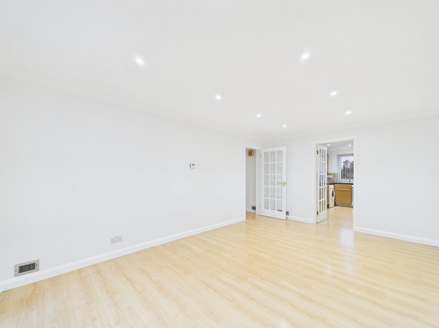 2 bedroom Flat for Sale The Maples, Hitchin, Hertfordshire