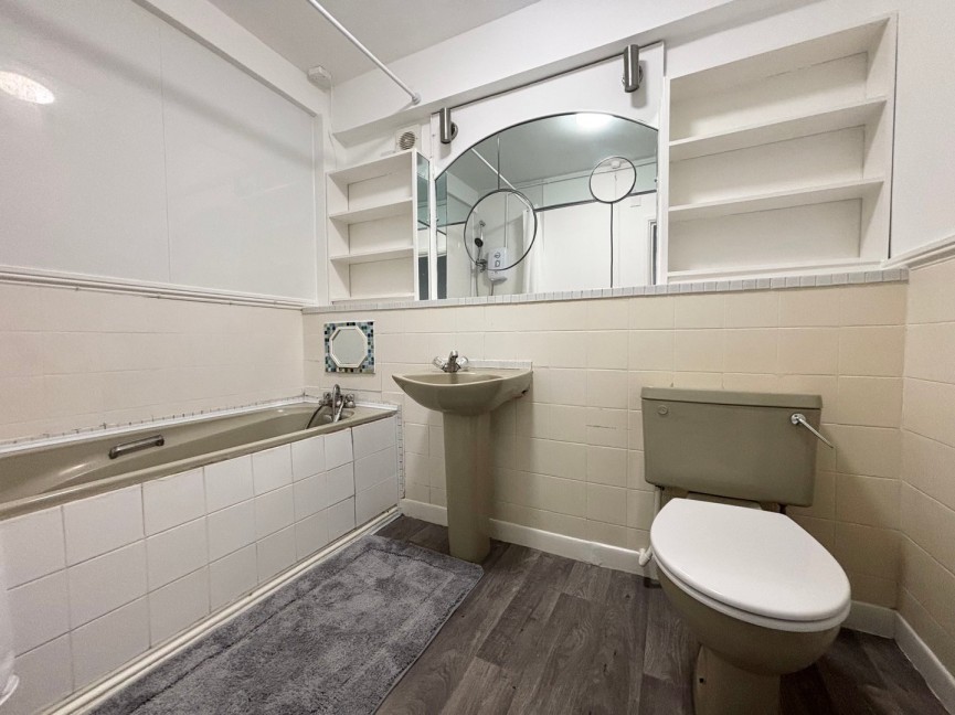 1 bedroom Flat for Letting Kneesworth Street, ROYSTON, Herts