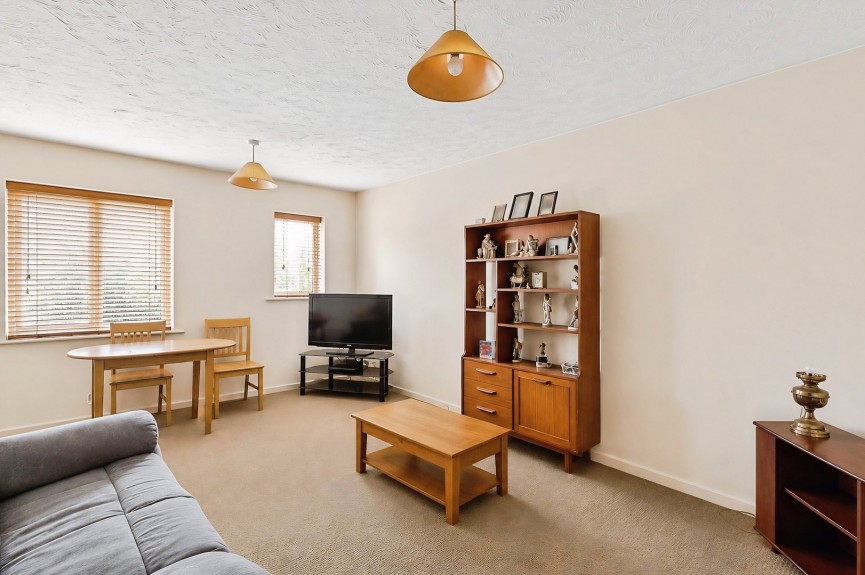 2 bedroom Flat for Sale Redoubt Close, Hitchin, Hertfordshire
