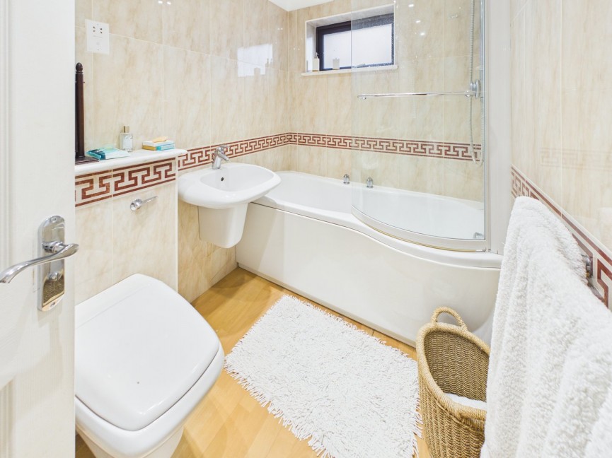 4 bedroom House for Sale Mountbatten Drive, Biggleswade, Bedfordshire