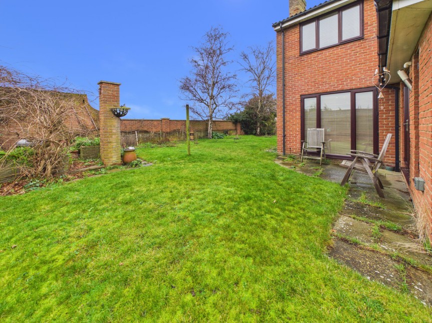 4 bedroom House for Sale Mountbatten Drive, Biggleswade, Bedfordshire